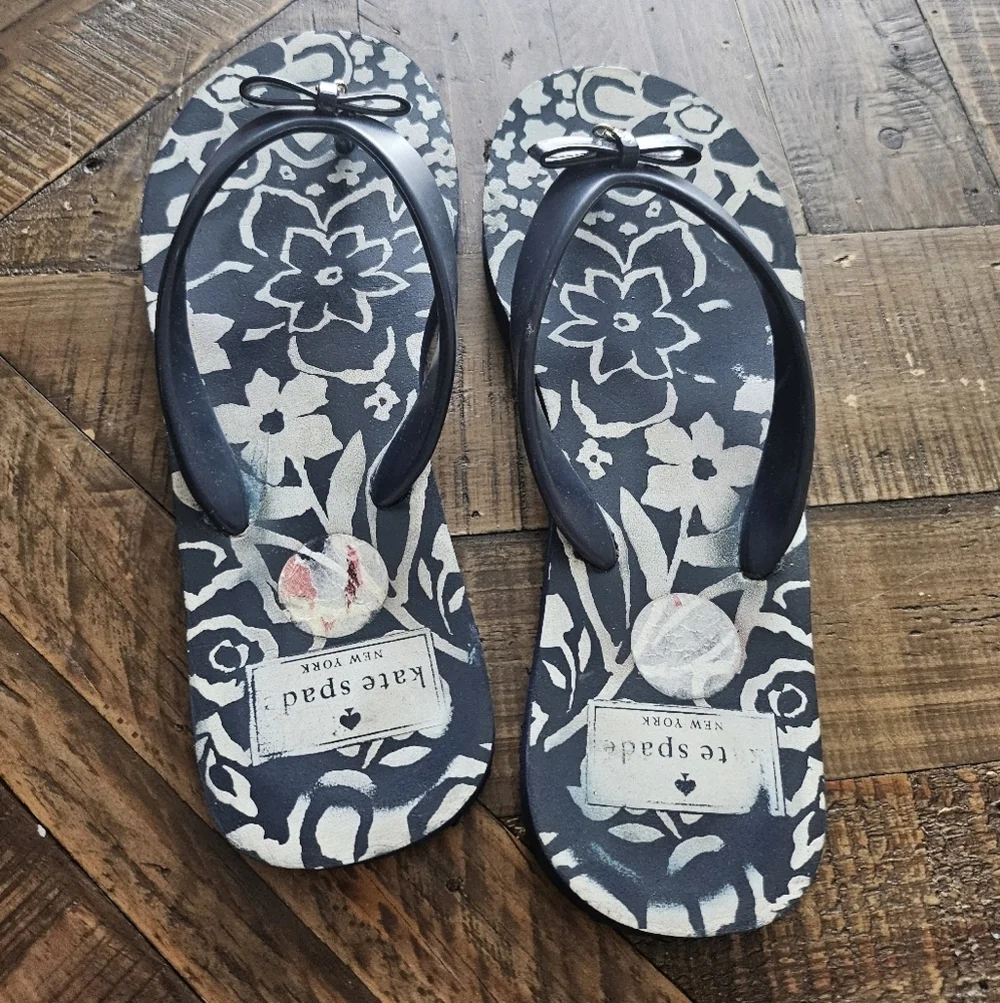 Kate Spade Women's Bow Floral Flip Flops with Gold Spade charm Sandals size 6.